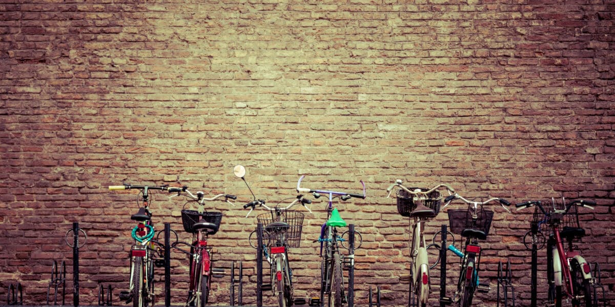 Jakie rodzaje stojaków rowerowych spotyka się na mieście?
