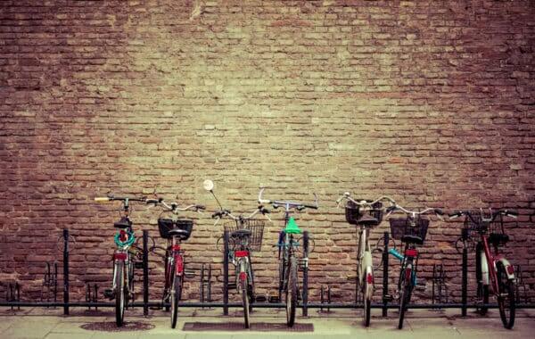 Jakie rodzaje stojaków rowerowych spotyka się na mieście?